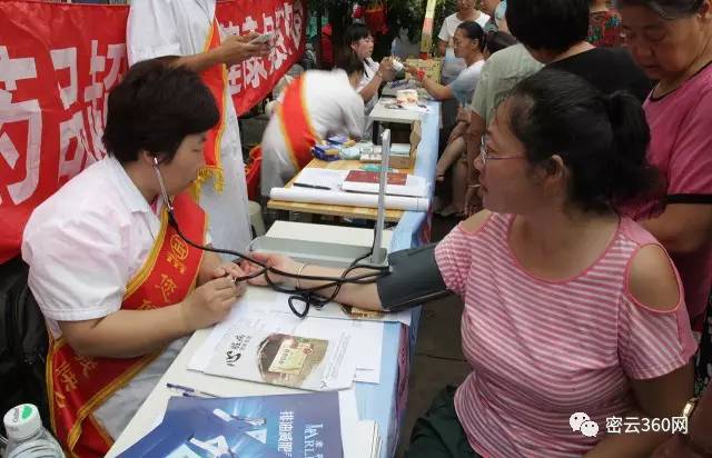 正济堂药店医生为居民免费测血压