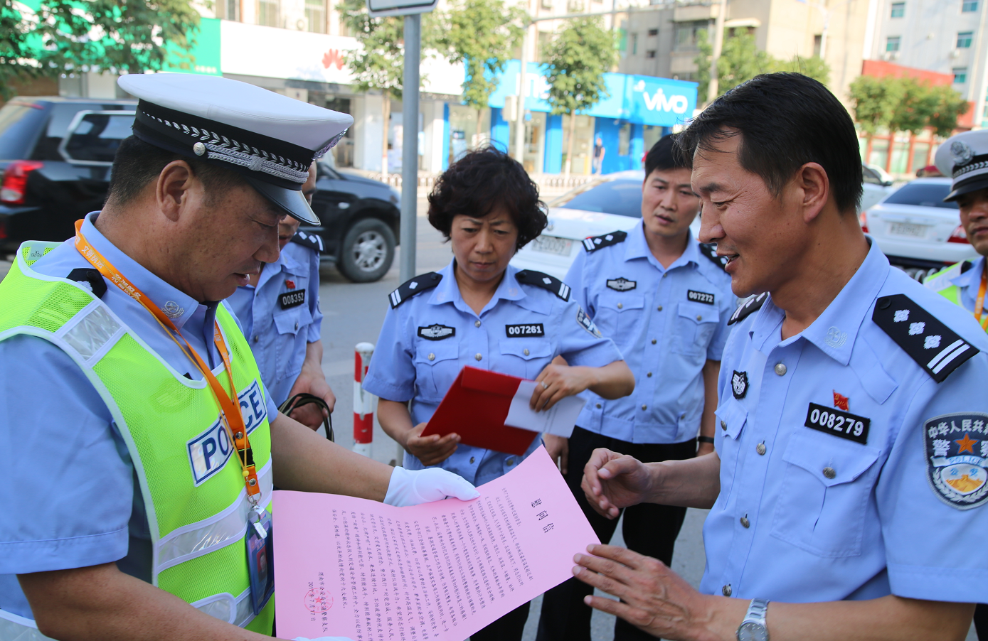 渭南市交警支队领导来富平督导检查慰问执勤民警