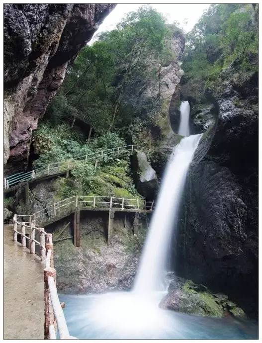 在永泰,有一巨石屹立形状如门而得名的景区,叫天门山.