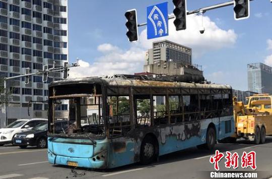 7月18日,江西省南昌市一辆公交车起火. 钟欣 摄