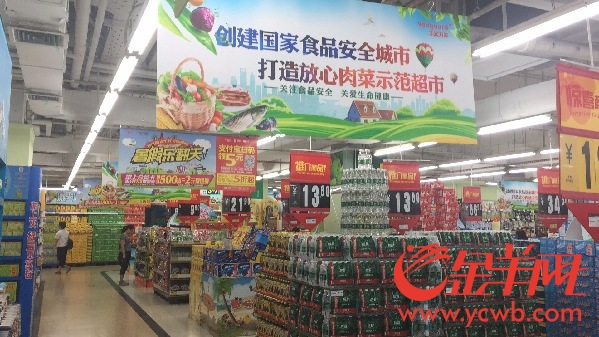 正在创建"放心肉菜示范超市"的华润万家五羊新城店,超市创建氛围浓厚