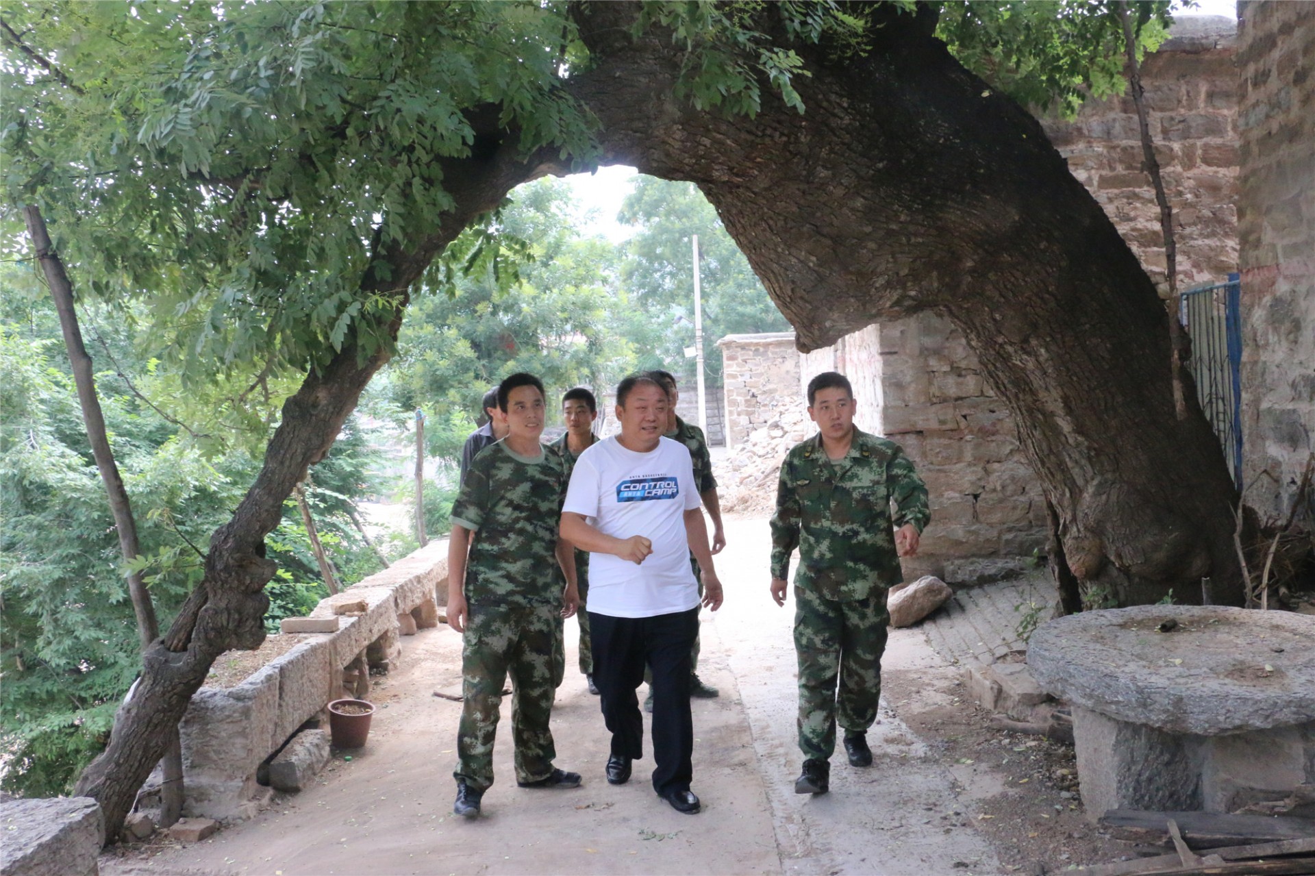 在南王庄村支书王海军的带领下,磁县消防大队官兵重走了当时洪水期间