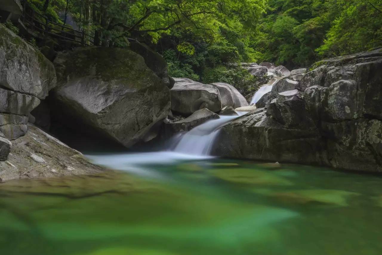 旅游 正文  大众点评:卧龙谷是纯天然的峡谷,山谷幽静,清凉,活动空间