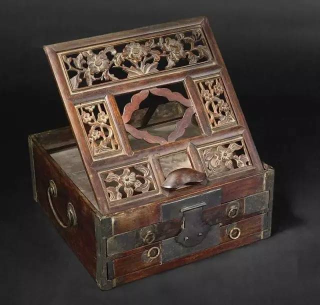 "梳妆盒,古代叫"妆奁".其主要功能是用来装首饰及女性装饰品.
