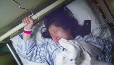 ▼ 剖腹产手术马上要开始了 医生准备给这位妈妈打麻醉针