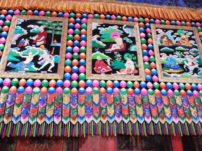 堆绣堆绣是塔尔寺独创的藏族艺术品种之一.