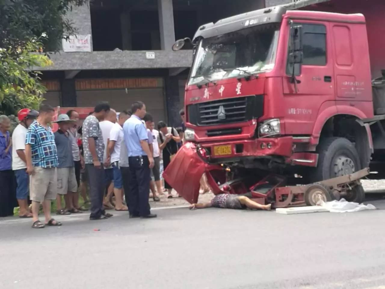 长宁发生惨烈车祸!三人当场死亡,其中一人被拦腰碾压,惨不忍睹