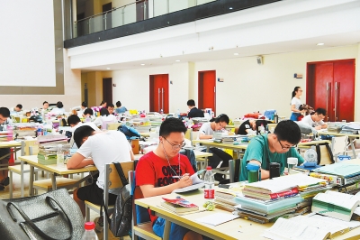 暑假来临兰州大学校园内仍有学生在认真学习充实提高自己