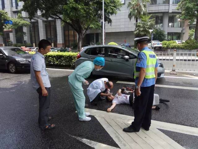 【文明禅城】女子被车撞倒!车流中,街坊们为她做人肉盾牌!