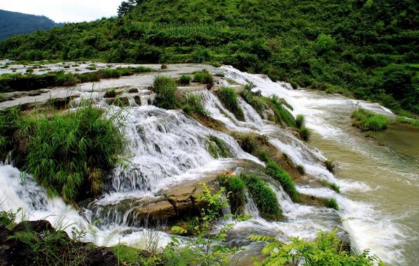 琴山逸响是一处峡谷瀑布景观,明代以来就是惠水十二景之一.