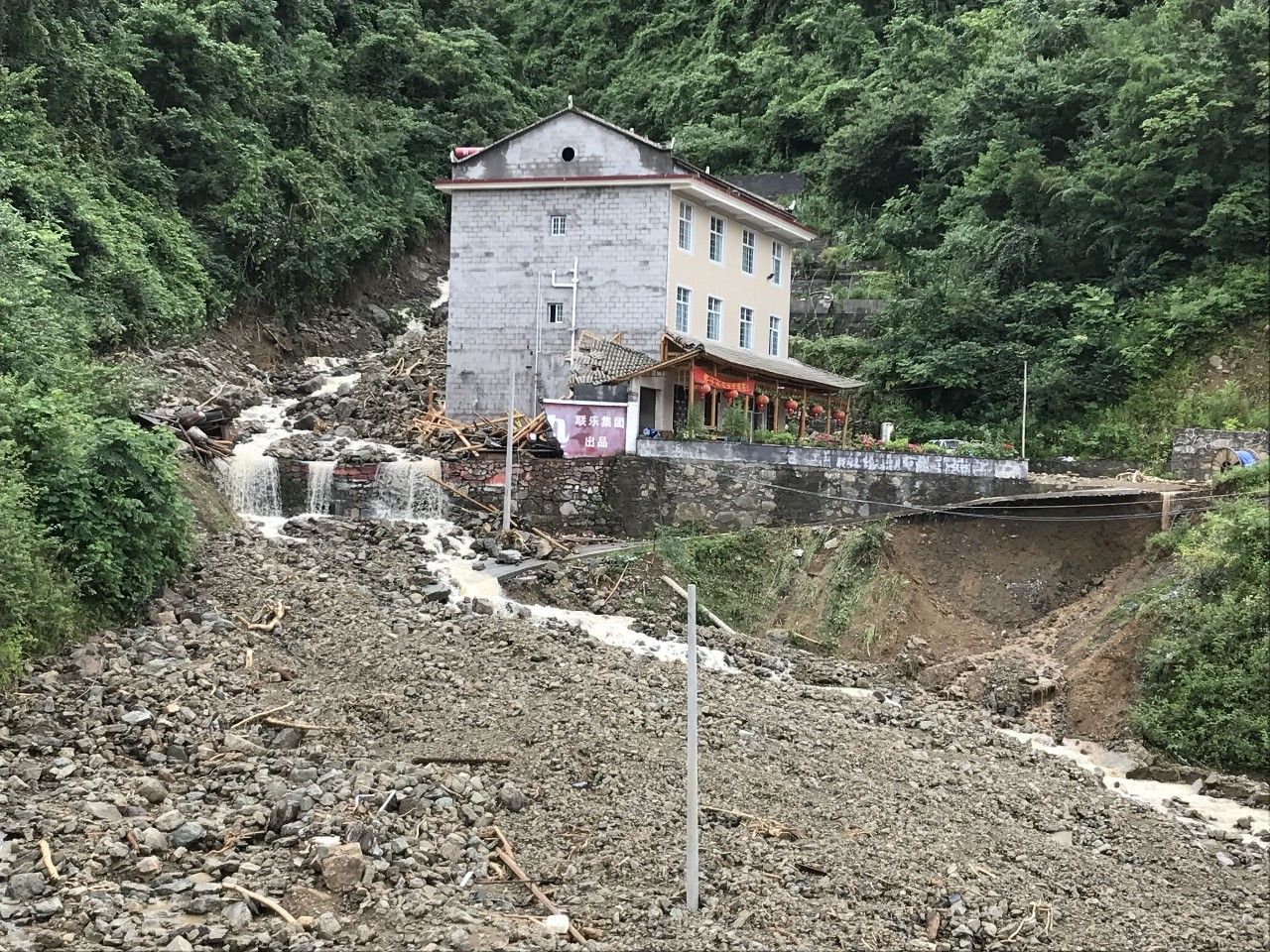 他们第一时间走进五峰县长乐坪镇苏家河村,探访并慰问了当地的贫困