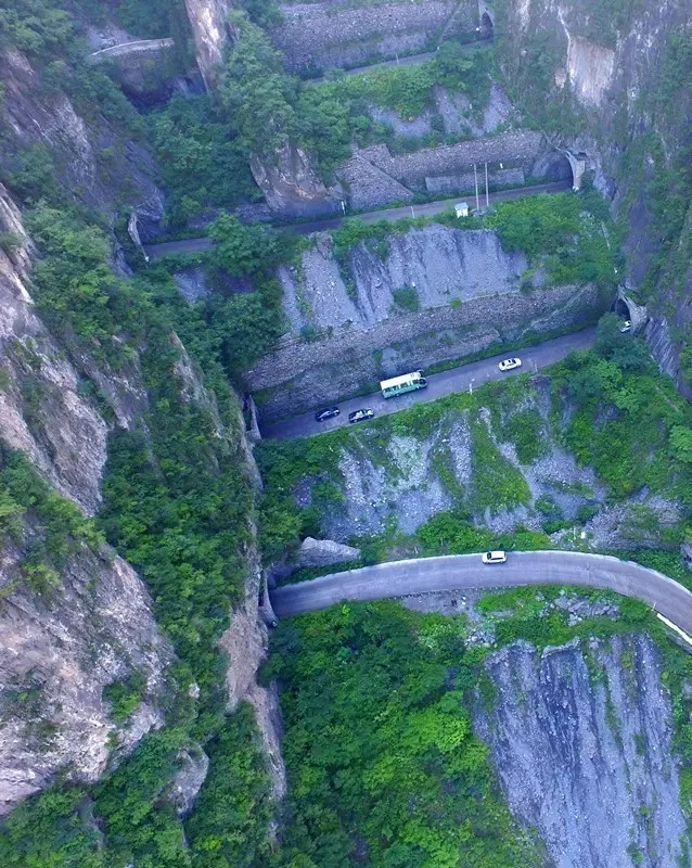 叠彩洞是通往云台山主峰茱萸峰景区的公路隧洞,是修武人民开天辟地的