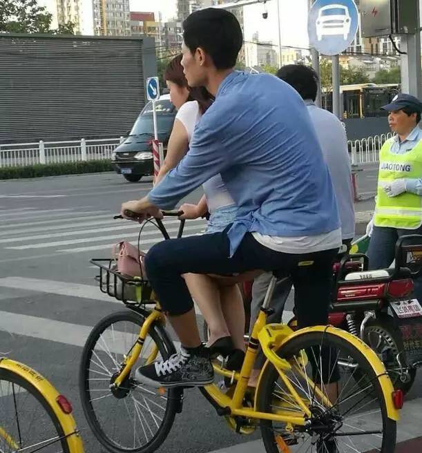长沙一共享单车载4人 网友感叹:请开始你们的杂技表演