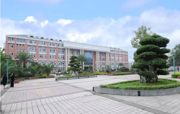 重庆市合川中学是重庆市重点中学中历史最悠久的学校,其前身名为"合