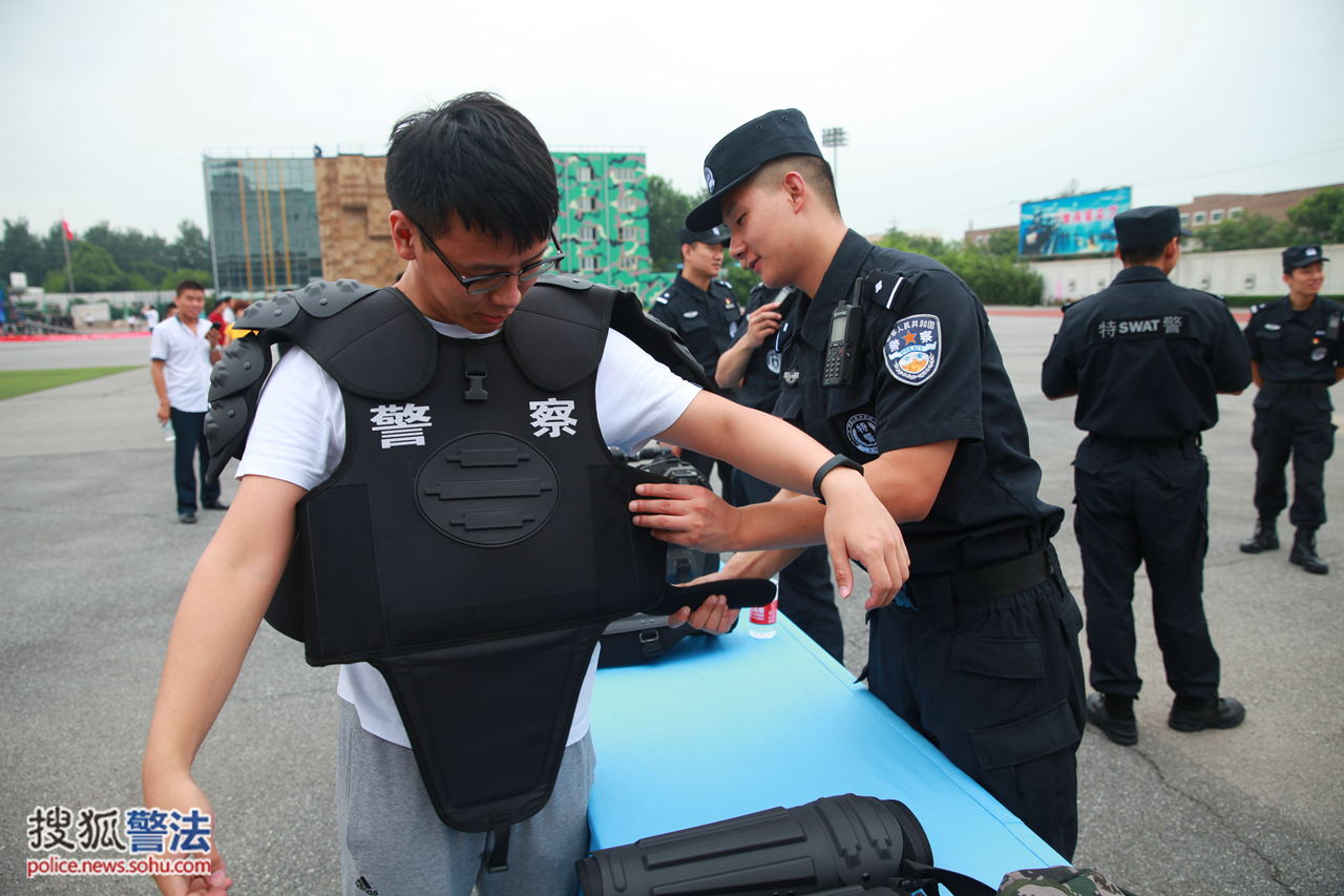 北京反恐特警总队首次对外开放展示炫酷警用装备