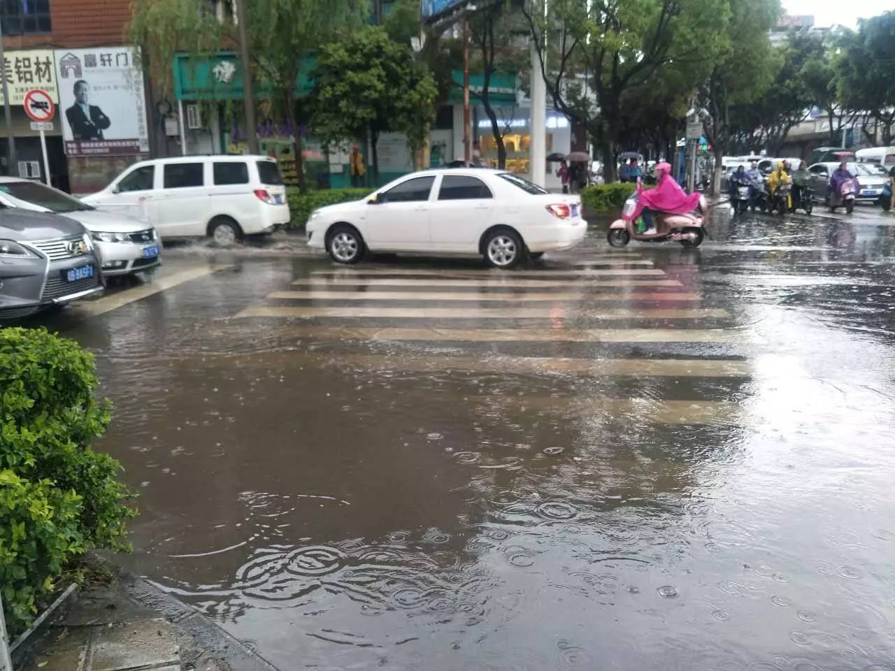 【实时提醒】晚高峰 下雨,下关又堵了