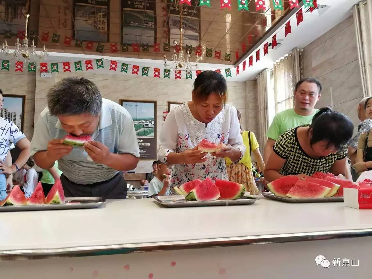 京谷美丽城西瓜节上演吃西瓜比赛"西瓜吃货"大比拼 看看谁是"王者!