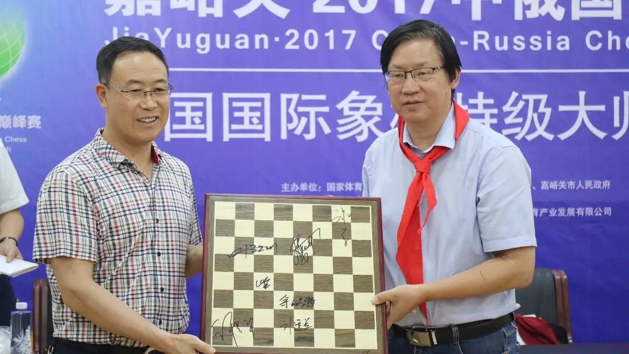 嘉峪关逸夫学校喜迎国际象棋偶像 叶江川刘适兰走进校园