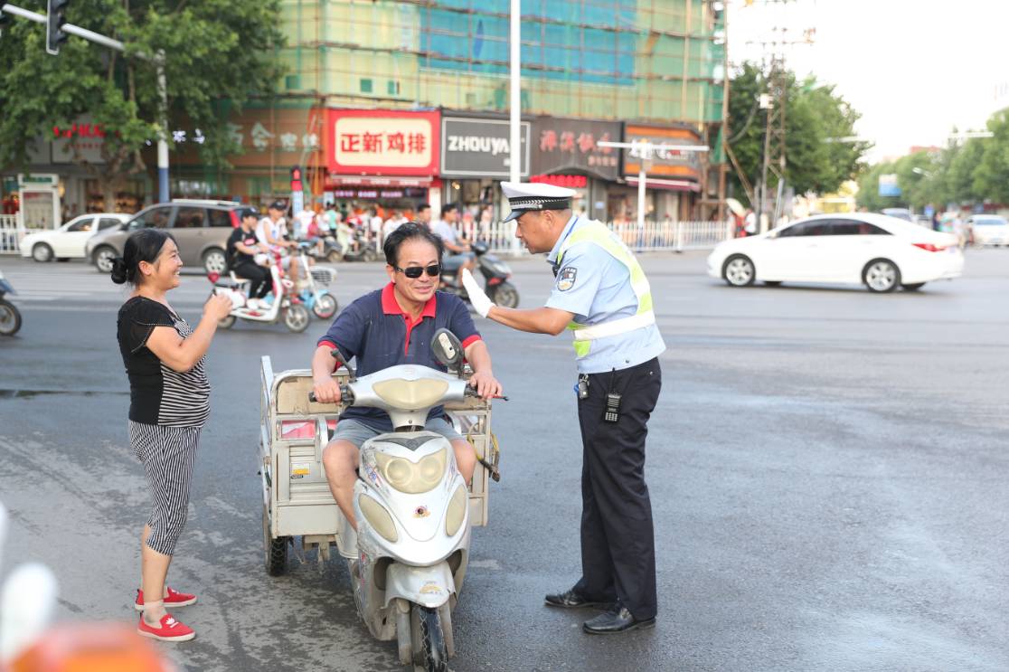 县城内的每一个路口 都站着执勤的蜀黍 濉溪交警几乎全警出动 强力