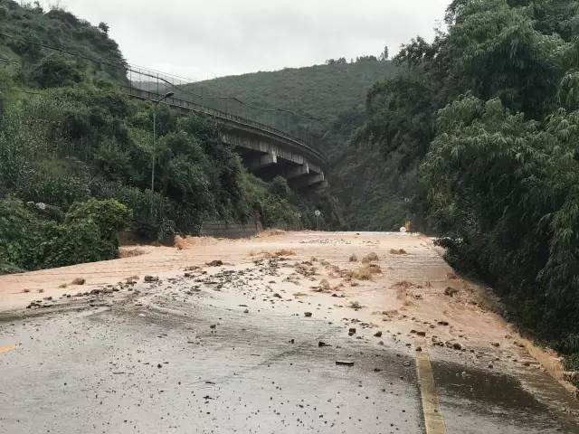 穿金路又山体滑坡 森林湖住户紧急转移 昆明暴雨灾害在延续