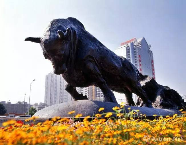 深圳雕塑《开荒牛》