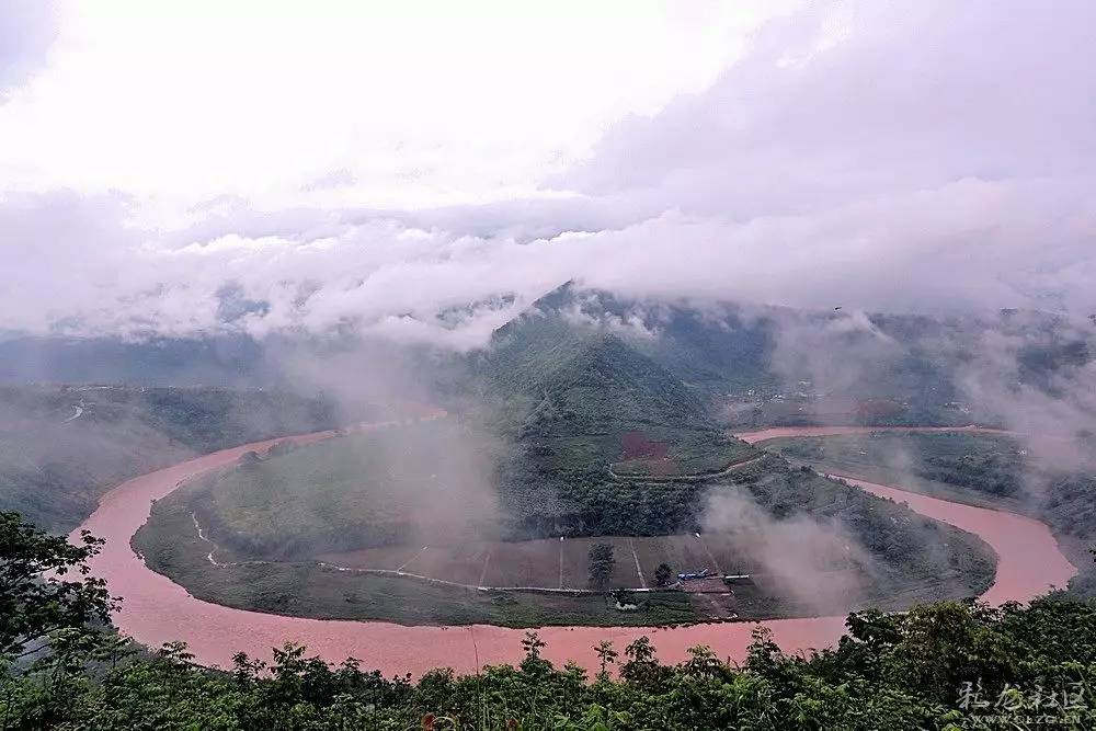 站在红河东岸高高的山梁上,遥望红河第一湾,但见那云雾缭绕的哀牢山