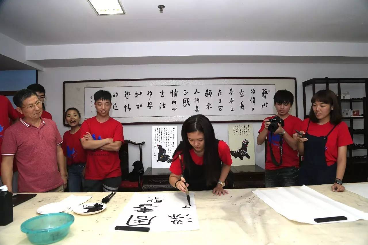 2017年7月17日,海峡两岸大学生在青岛名家美术馆跟着书法家学习书法