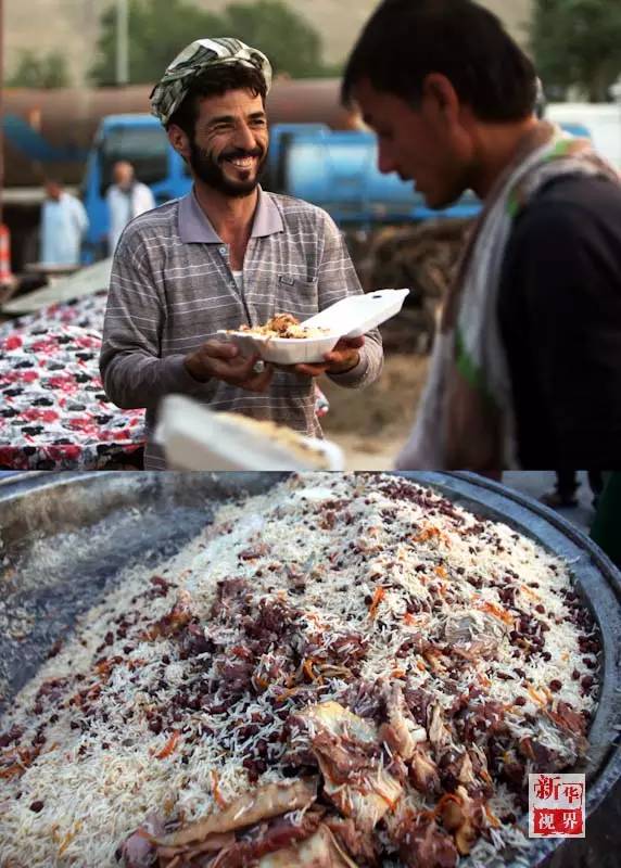 阿富汗食客手捧刚刚买来的羊肉炒饭.