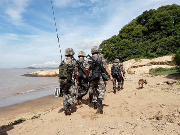 网络媒体国防行图集烈日炎炎记者亲身体验海防巡逻