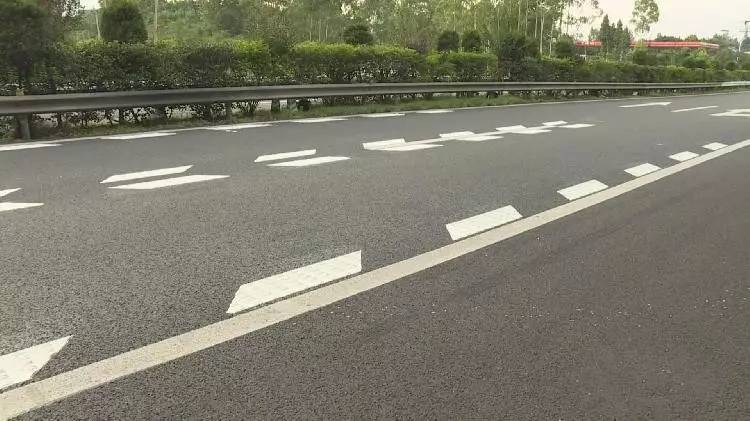 交通 高速公路标线又出新款!让你主动减速