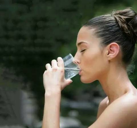 ▼ 高频率喝水 当一个人的心情烦躁时,肾上激素就会飙升,但是它也和