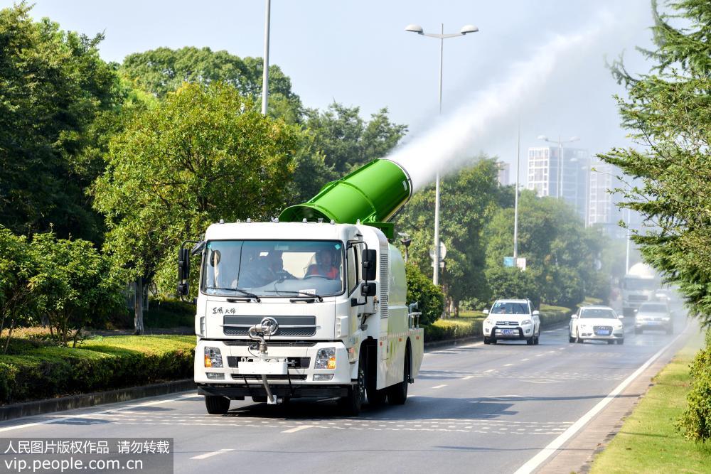 浙江高温红色预警"高空喷淋"车360度旋转降温