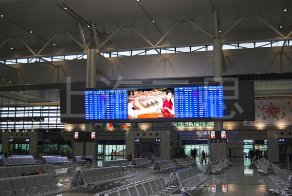 三思全彩led显示屏就安装在虹桥火车站显著的地方,三思为该站提供了4
