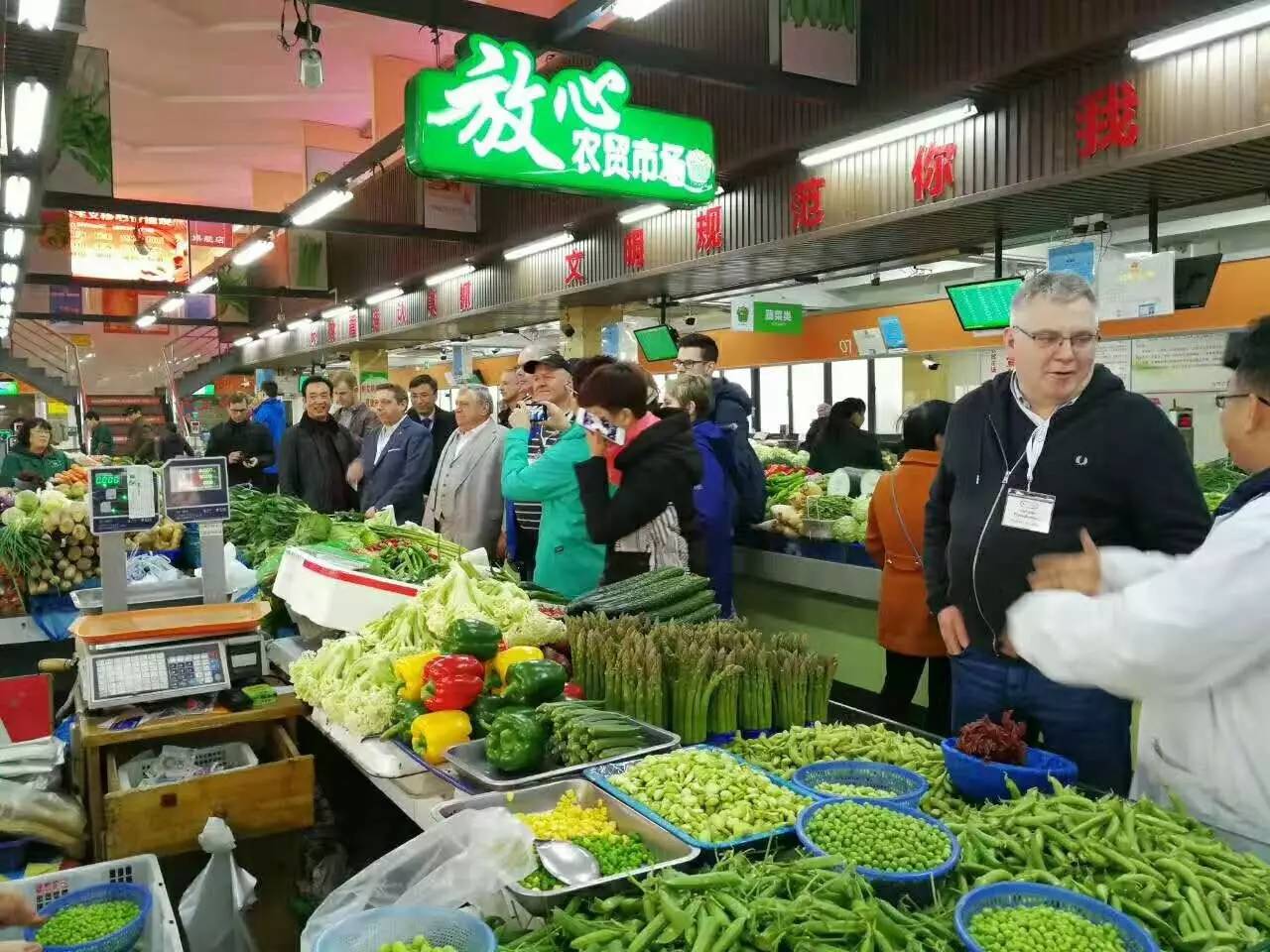 原来为了让大家大热天逛菜场更舒适 这是一个有国际范儿的菜市场!