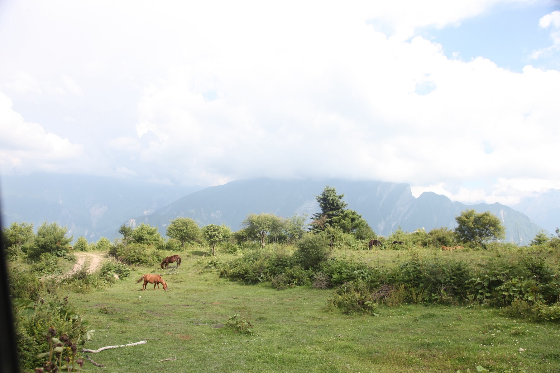 这里位于布瓦村,芤山村以及克枯等地的山顶,和茂县水磨沟相连,而也与