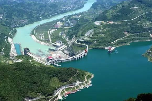 丹江口水库位于汉江中上游(属长江流域),有"亚洲天池"之美誉,是汉江的