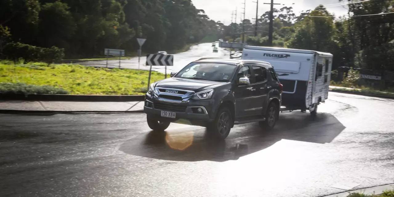 随着拖曳大型房车,五十铃mu-x的梯架底盘和五连杆后悬架,确保了强劲而