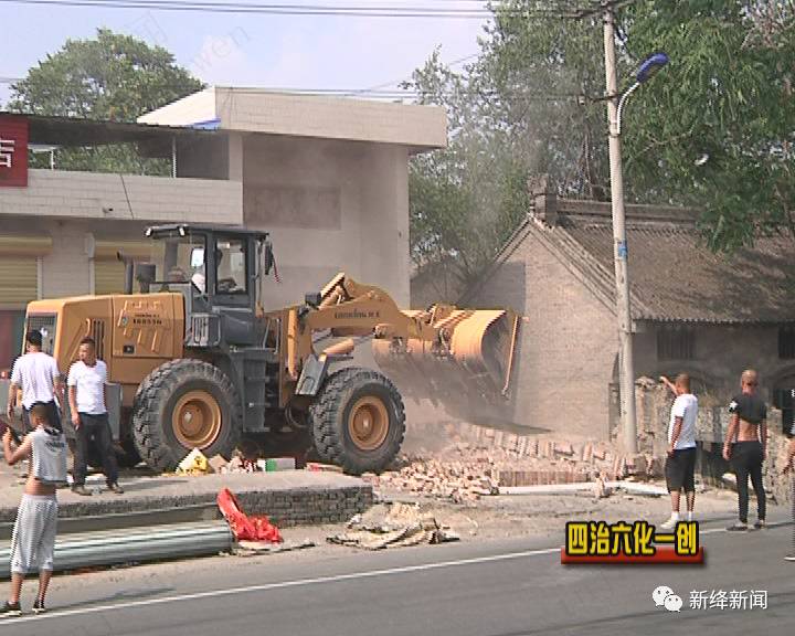 沿线两侧杂物乱堆乱放,违章搭建,违规广告牌等现象造成国道新绛段脏乱