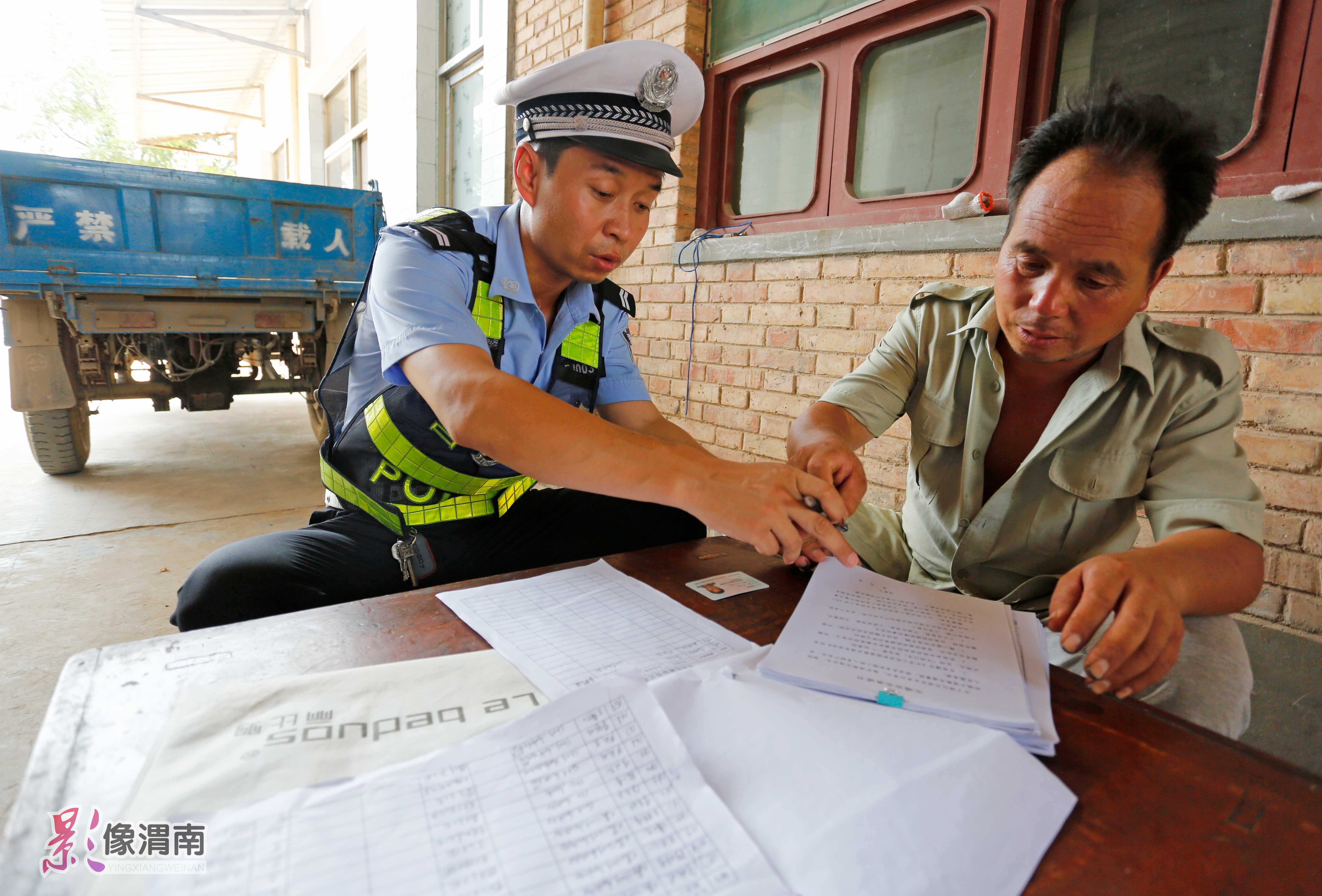 大荔交警高温下的坚守 只为路畅人安