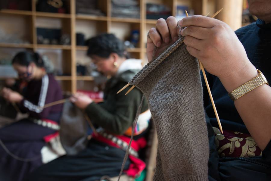 诺乐工坊的出品,以手工编织,用双手缝制, 从牦牛绒的处理到毛线的