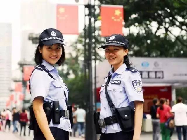 颜色加深后的"警服蓝"是这个夏天里最耀眼的色彩!