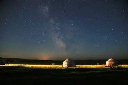 夜晚入住草原蒙古包,还可以仰望到草原美丽的星空.