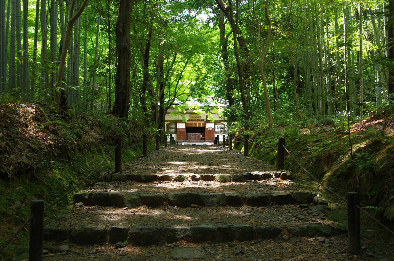 贵船神社是位于鞍马山西麓的古老神社,主祭神是掌管降雨,止雨的龙神"