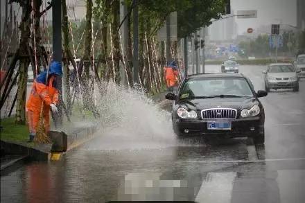 就连在公交车上               2    雨天开车溅水