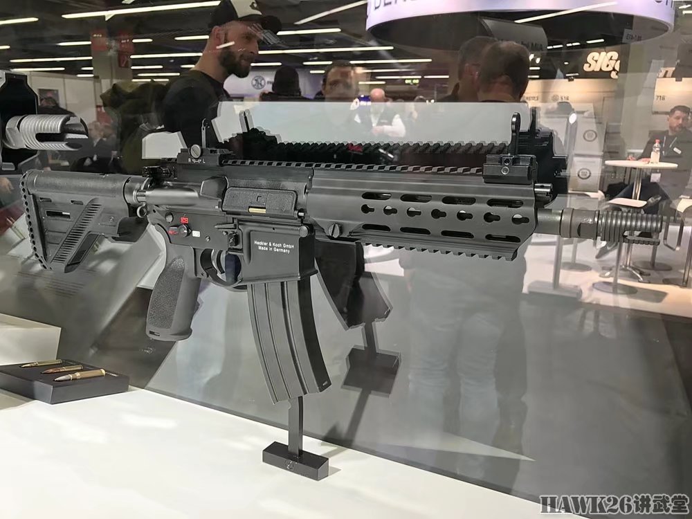 该枪小握把比较大,类似magpul moe k2,可能这样更便于射手控制该枪.