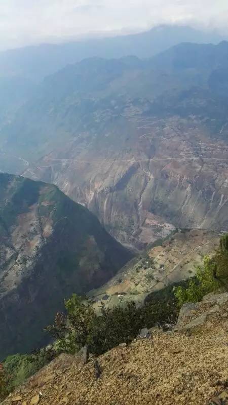 四川凉山彝族自治州昭觉县"悬崖村"800米落差,钟杨拍摄四川凉山彝族