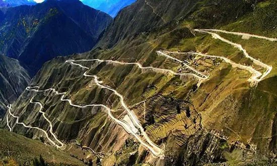 川藏公路以风景优美路途艰险著称,但一路景色壮丽,有雪山,原始森林