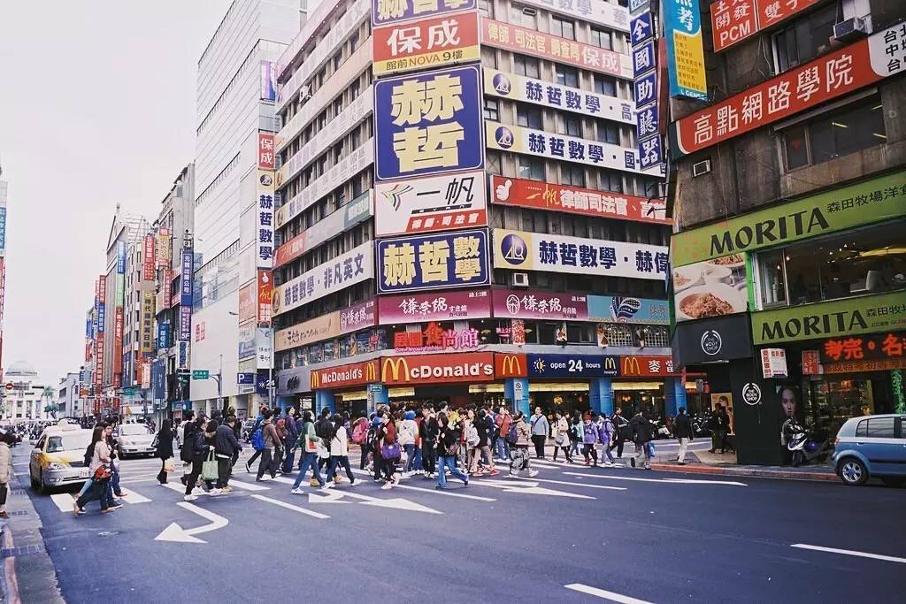 即使是像台北,高雄这样的大城市也还保留着上个世纪90年代的样子:高楼