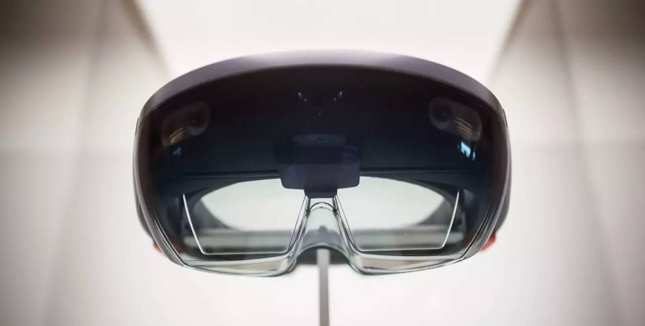 微软公司的虚拟现实眼镜hololens