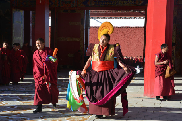 阿坝县各莫寺举行法喜苑竣工落成庆典